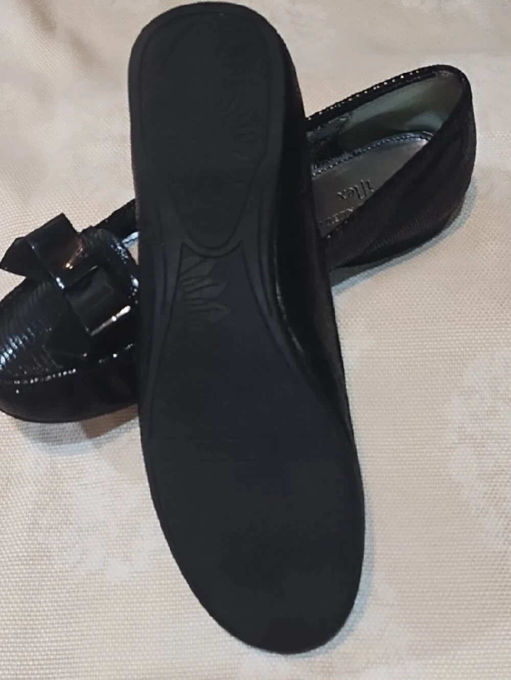 Anne Klein Black Patent Bow Flats Very Nice Leather 9M.